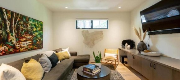 6 bedrooms House in British Columbia, Canada No. 1109 12