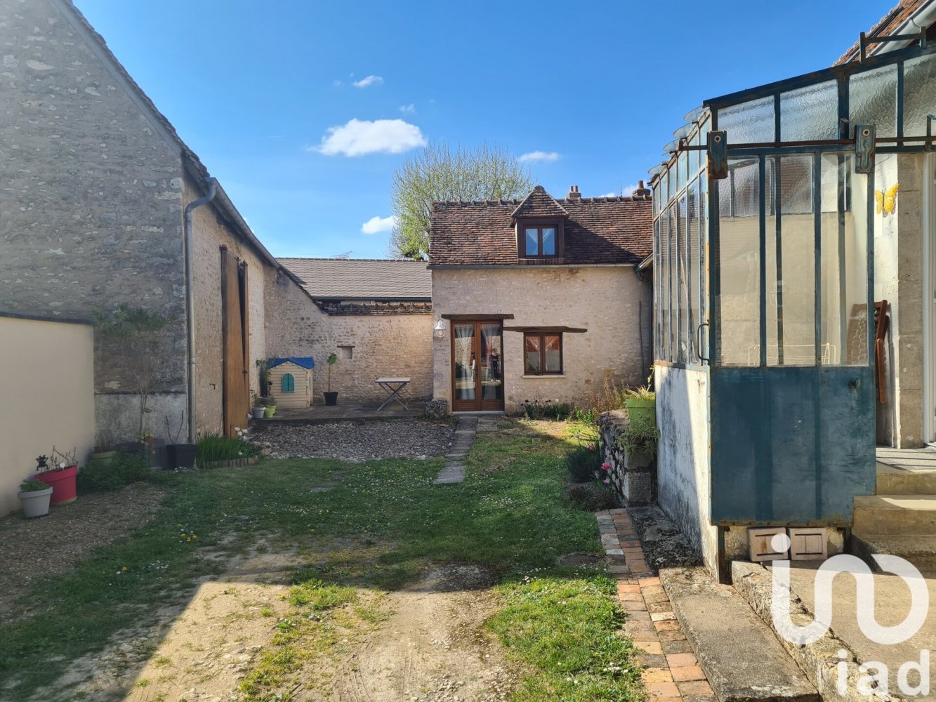 Casa de 3 dormitorios en Givraines, France No. 210945