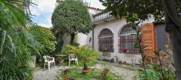 Дом с 5 комнатами в Удине, Италия № 21588 6