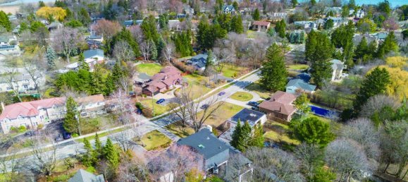 7 bedrooms House in Mississauga, Canada No. 901 3