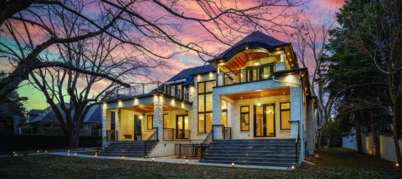 7 bedrooms House in Mississauga, Canada No. 901 2