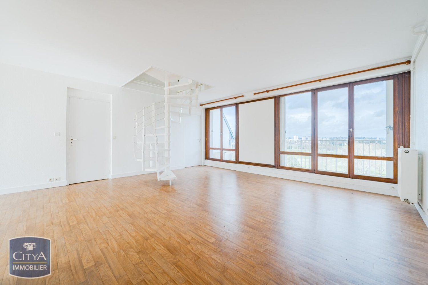 Dúplex de 4 dormitorios en Tours, France No. 81366