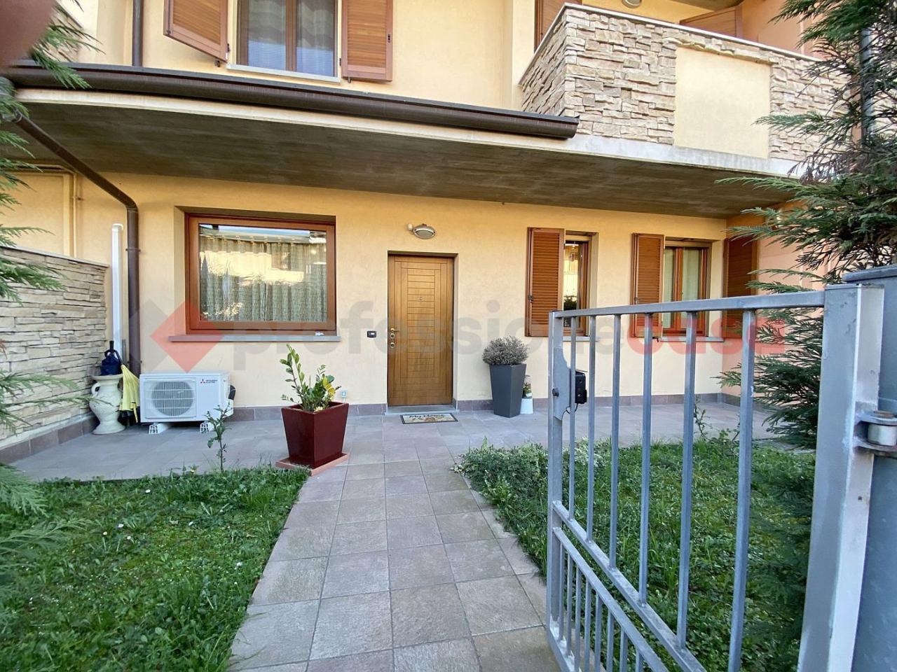 3غرفة شقة في Osio Sopra, Italy رقم 235507