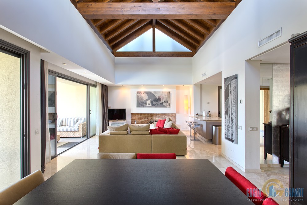 Apartamento de 3 dormitorios en Marbella, Spain No. 9977