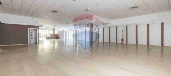 3 rooms Commercial property in Tradate, Italy No. 235093 8