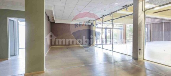 3 rooms Commercial property in Tradate, Italy No. 235093 5