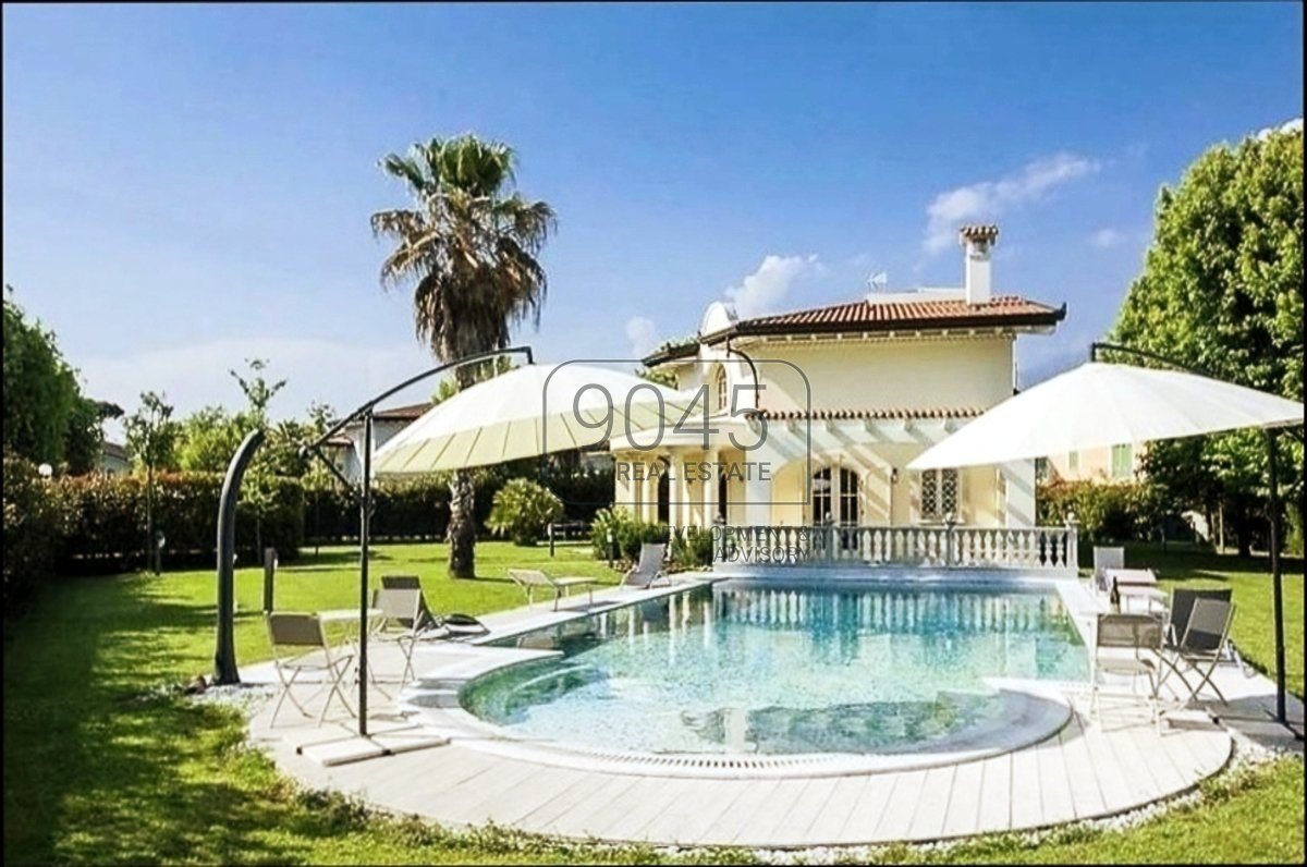 8 bedrooms Villa in Forte dei Marmi, Italy No. 404437