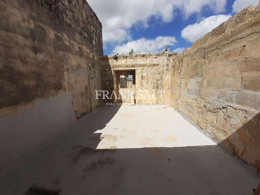 4 bedrooms Hotel in Qormi, Malta No. 2631