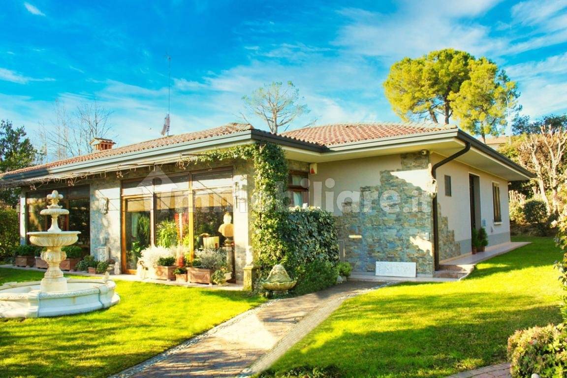 2 bedrooms Villa in Padenghe sul Garda, Italy No. 238898