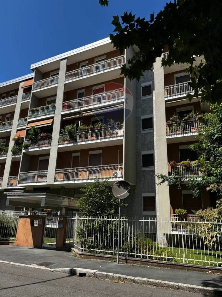 1 bedroom Apartment in Legnano, Italy No. 390079