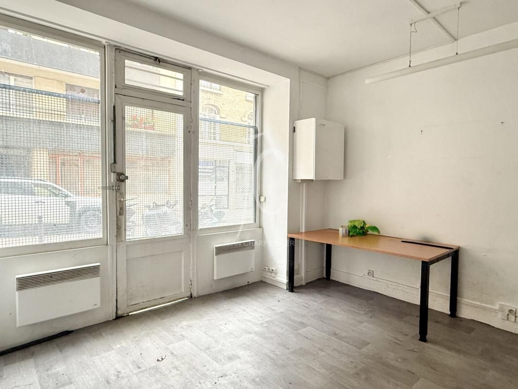 32m² Commercial property in Paris, France No. 344509