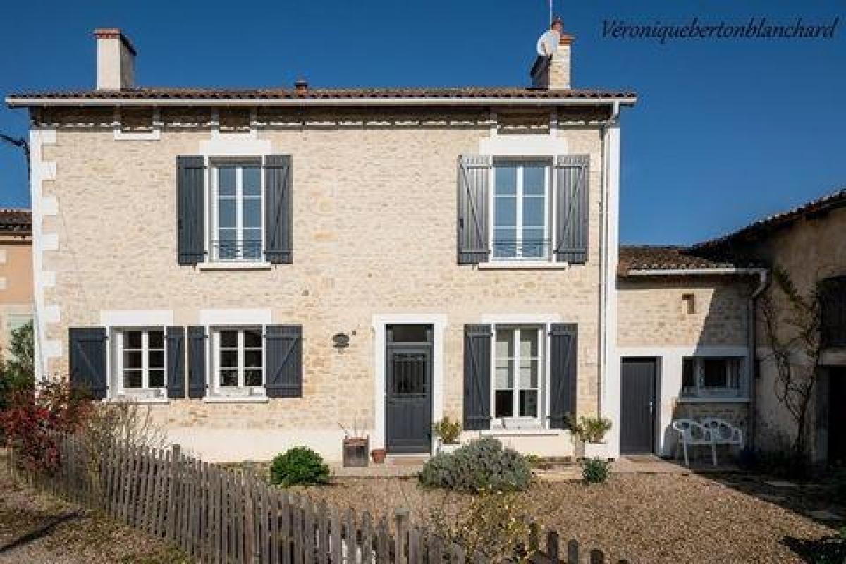 Casa de 5 dormitorios en Poitiers, France No. 32359