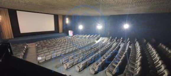 1100m² Commercial property in Porto, Portugal No. 60092 16