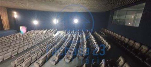 1100m² Commercial property in Porto, Portugal No. 60092 4