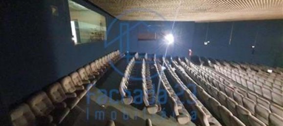 1100m² Commercial property in Porto, Portugal No. 60092 6