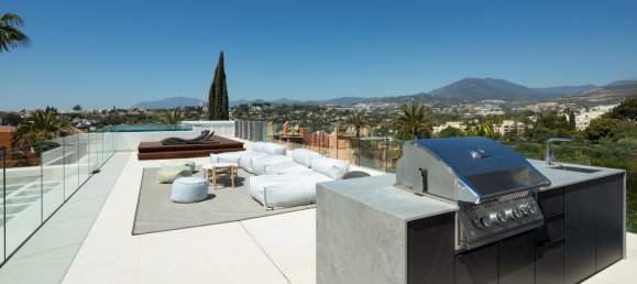 6 bedrooms Villa in Marbella, Spain No. 106192 3