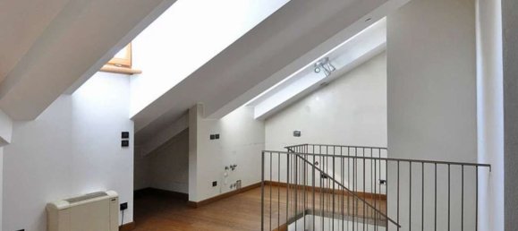9 rooms Apartment in Turin, Italy No. 55440 4