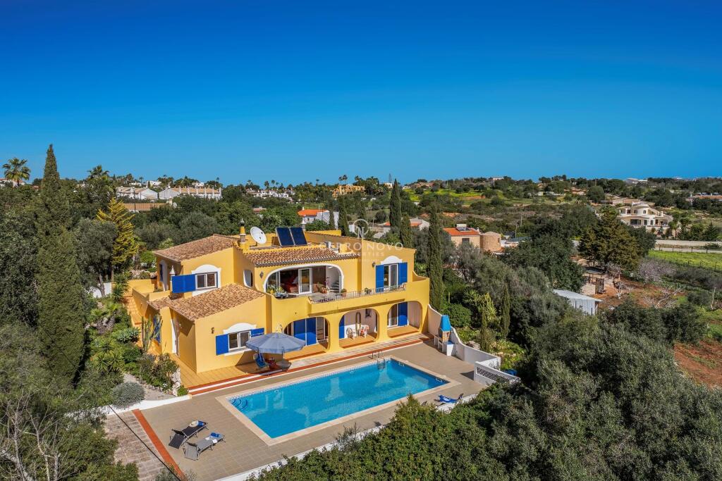 6 chambres Villa à Guia, Portugal No. 119035