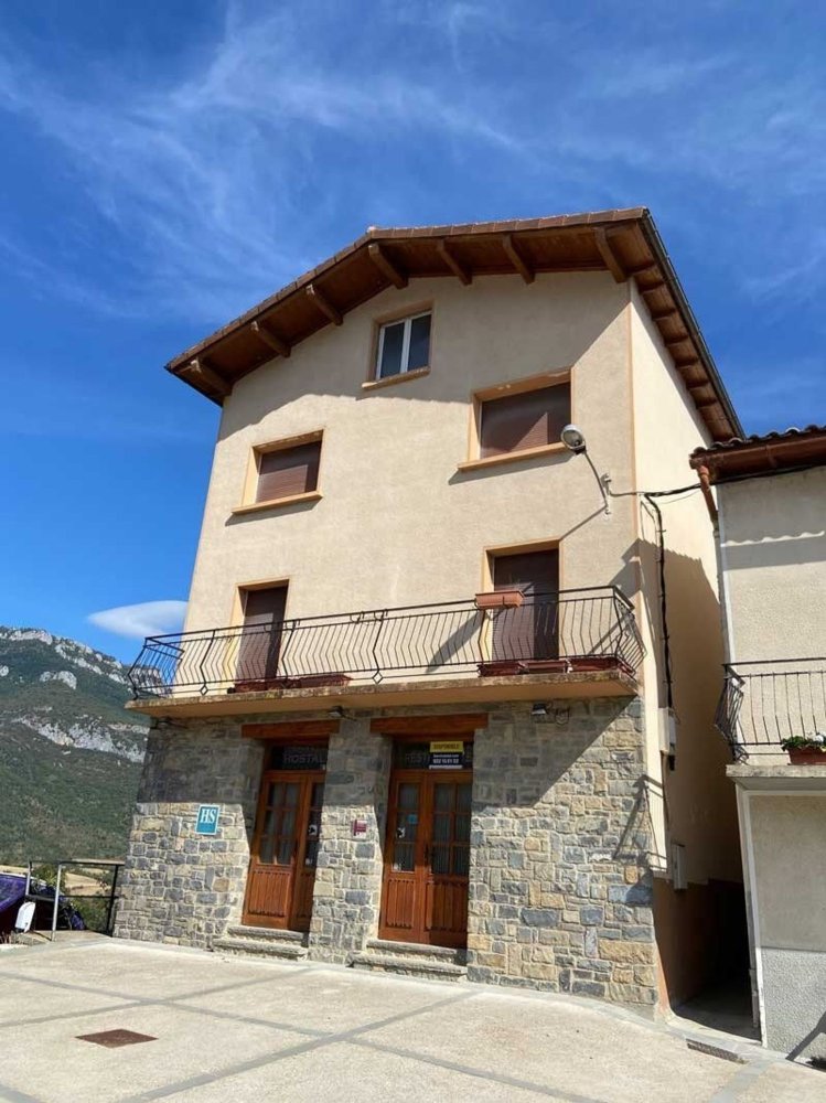 656m² Building in Zaragoza, Spain No. 66744