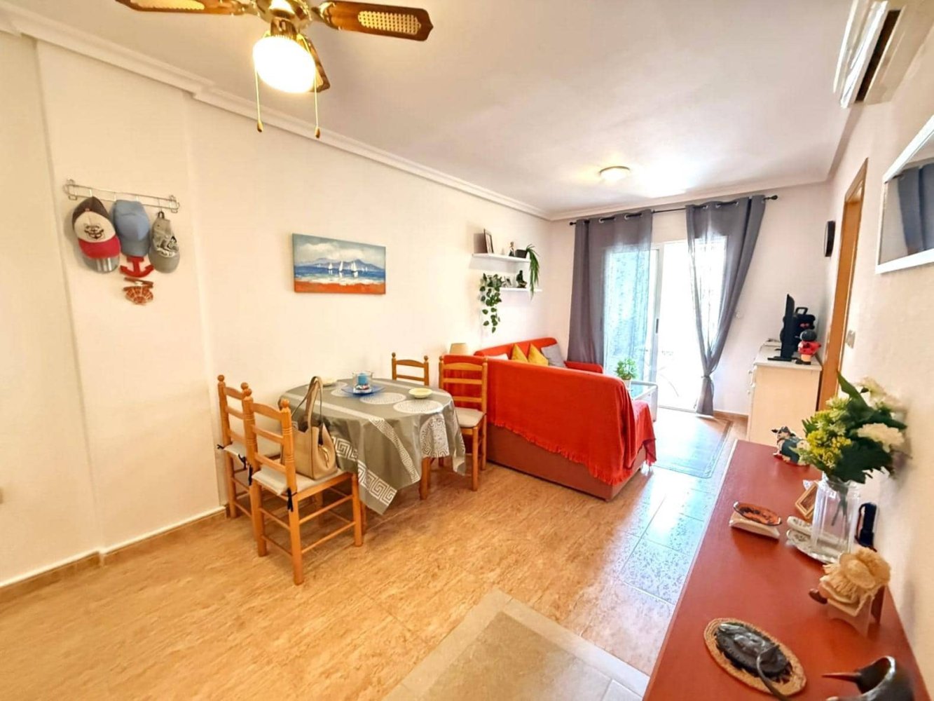 Apartamento de 2 dormitorios en Torrevieja, Spain No. 182913