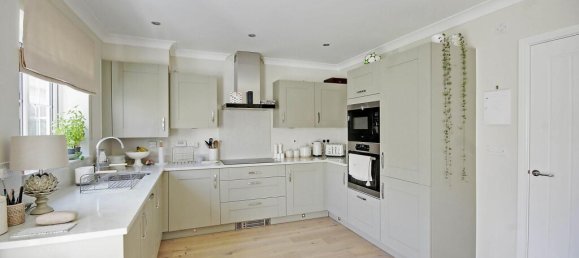 5 bedrooms House in Gloucester, United Kingdom No. 13556 13