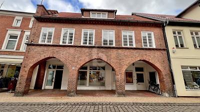 Здание с 8 комнатами в Людвигслуст-Пархим, Германия № 297786