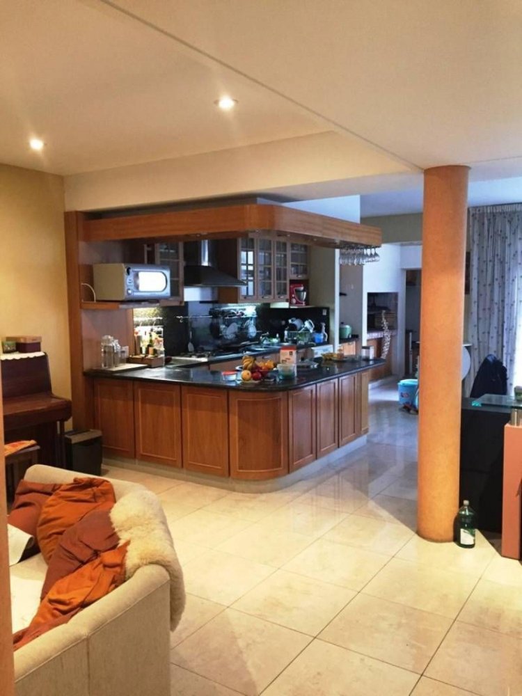 5 bedrooms House in Buenos Aires, Argentina No. 95030