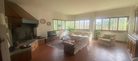 7 rooms Apartment in Arezzo, Italy No. 45015 4