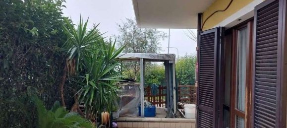 4-salle Appartement à San Costanzo, Italy No. 90381 6