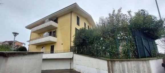 4-salle Appartement à San Costanzo, Italy No. 90381 3