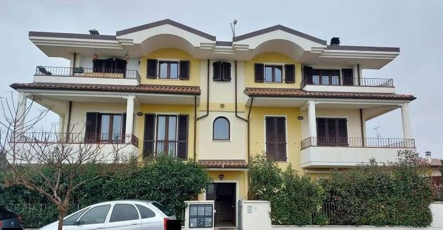 4-salle Appartement à San Costanzo, Italy No. 90381
