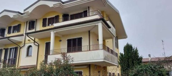 4-salle Appartement à San Costanzo, Italy No. 90381 4