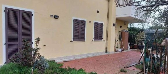 4-salle Appartement à San Costanzo, Italy No. 90381 8