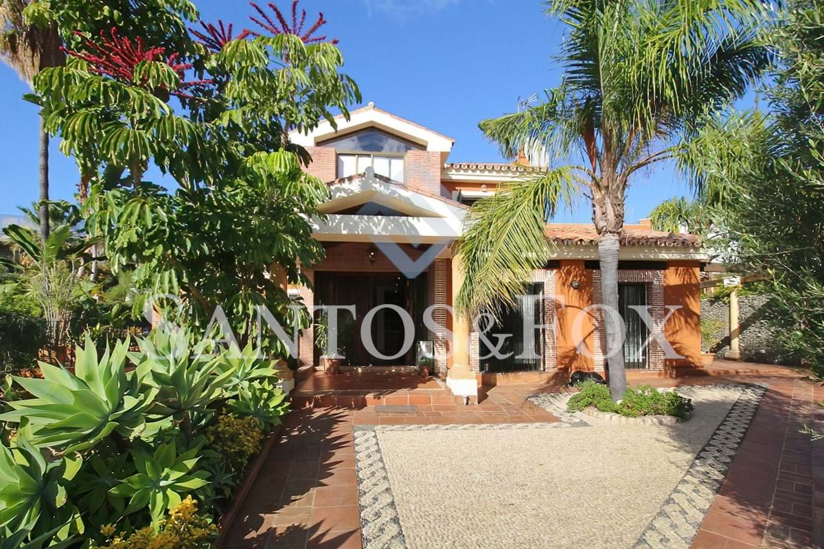 4 bedrooms Villa in Marbella, Spain No. 117085