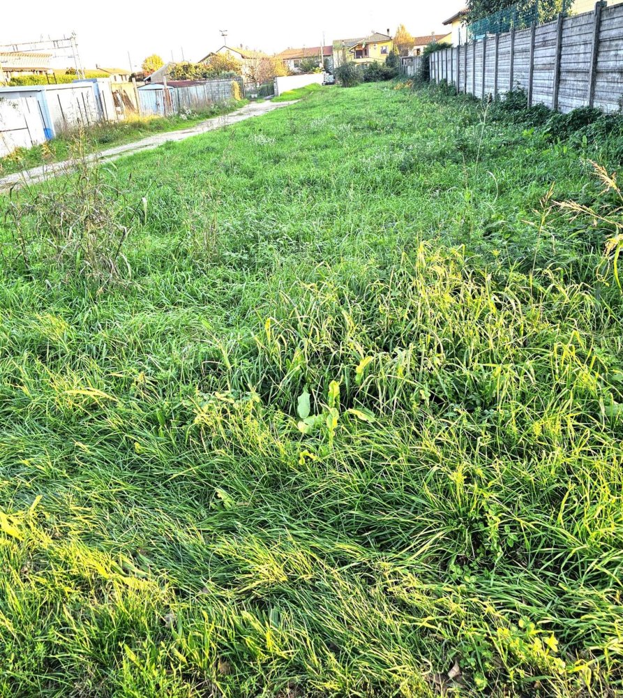 Terreno en Parabiago, Italy 1400 m² No. 79897