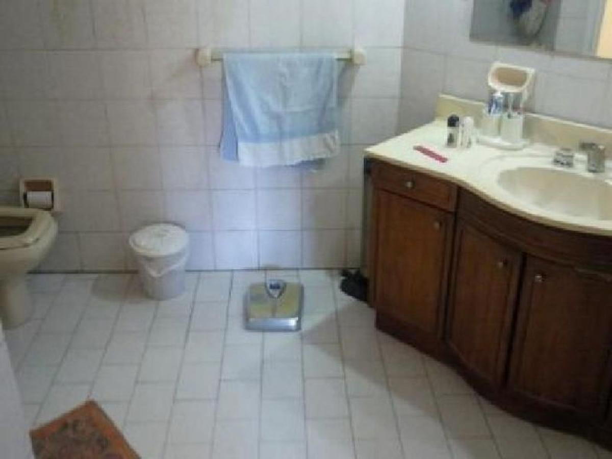 3 bedrooms House in Almirante Brown, Argentina No. 98617