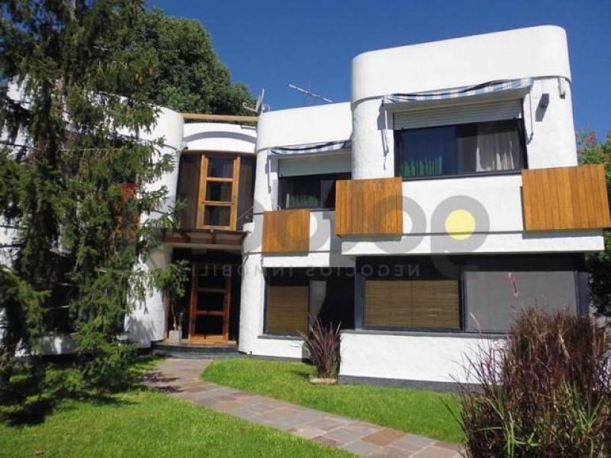 4 bedrooms House in Berazategui, Argentina No. 80248