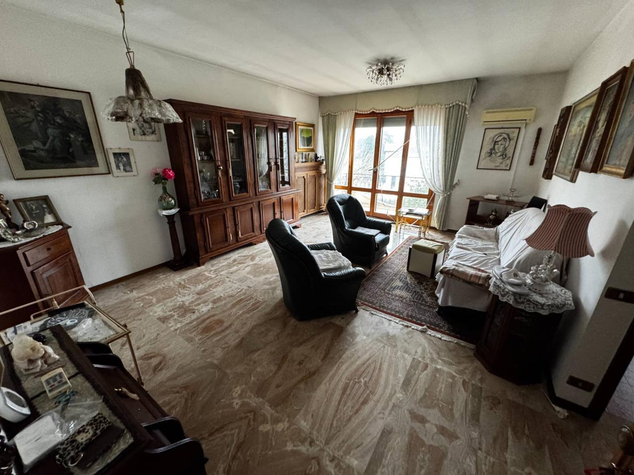 5 rooms Apartment in Mirandola, Italy No. 127996