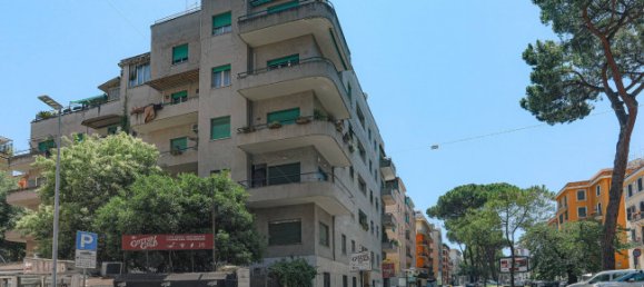 1 room Commercial property in Rome, Italy No. 312821 2