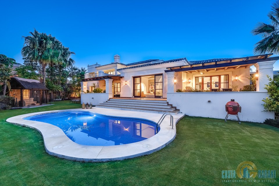 6 bedrooms Villa in Marbella, Spain No. 10060