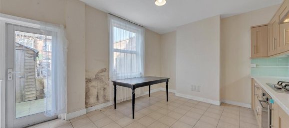 3 bedrooms House in Colindale, United Kingdom No. 7847 6