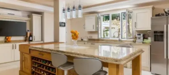 5 bedrooms Villa in Estepona, Spain No. 105630 3