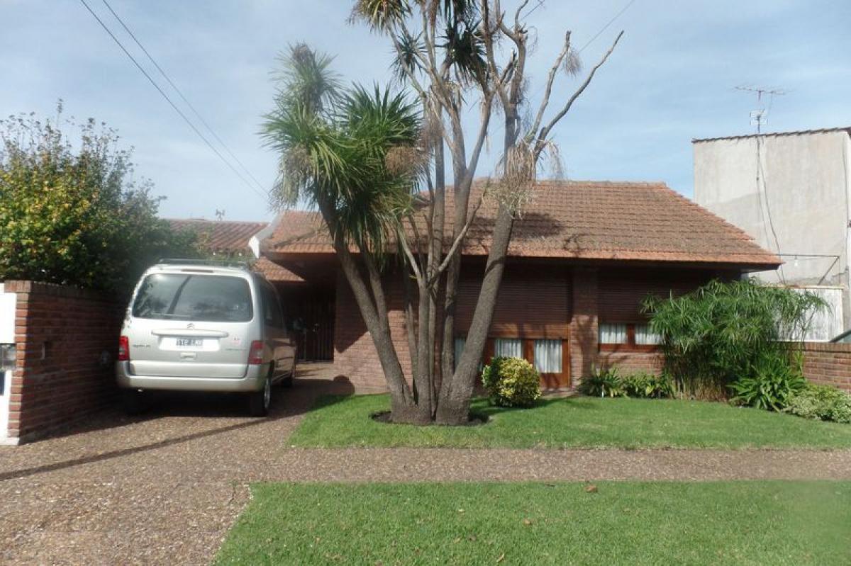 Casa de 3 dormitorios en Mar del Plata, Argentina No. 80627