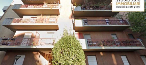 4 rooms Apartment in Bergamo, Italy No. 4890 2