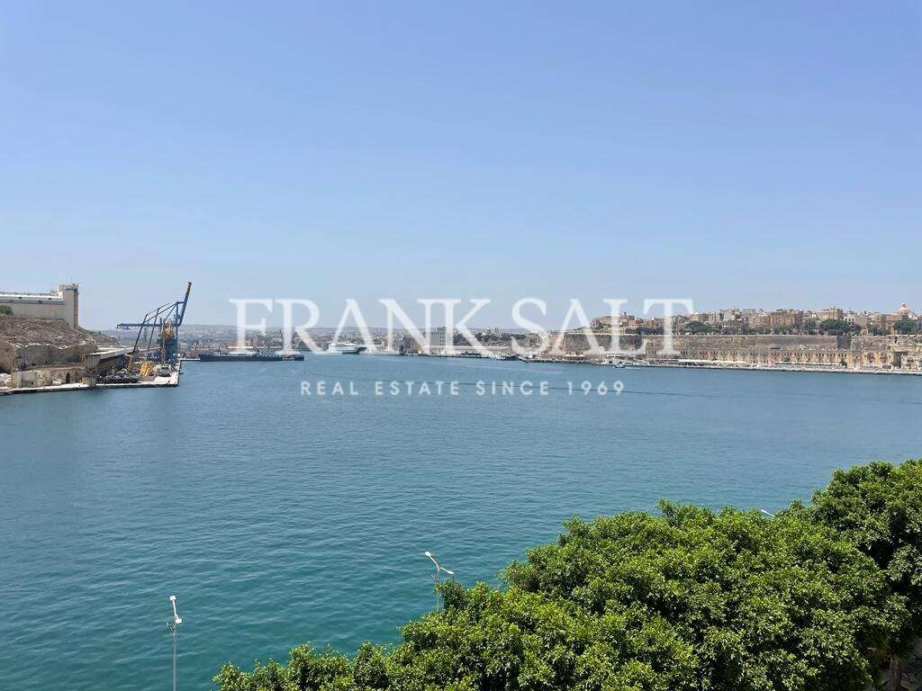 9 bedrooms Townhouse in Senglea, Malta No. 2293
