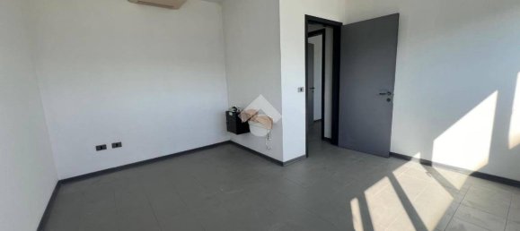 94m² Office in Pianiga, Italy No. 283131 14