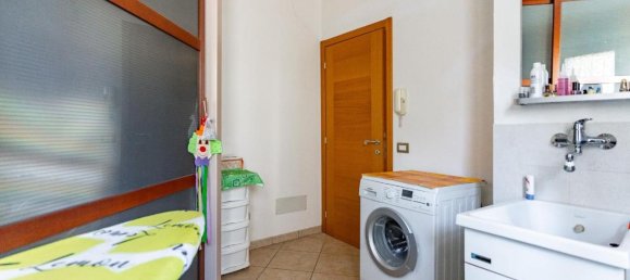 Дом с 6 комнатами в Эмполи, Италия № 79037 2