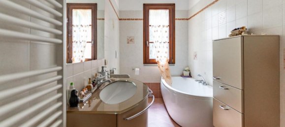 Дом с 6 комнатами в Эмполи, Италия № 79037 3