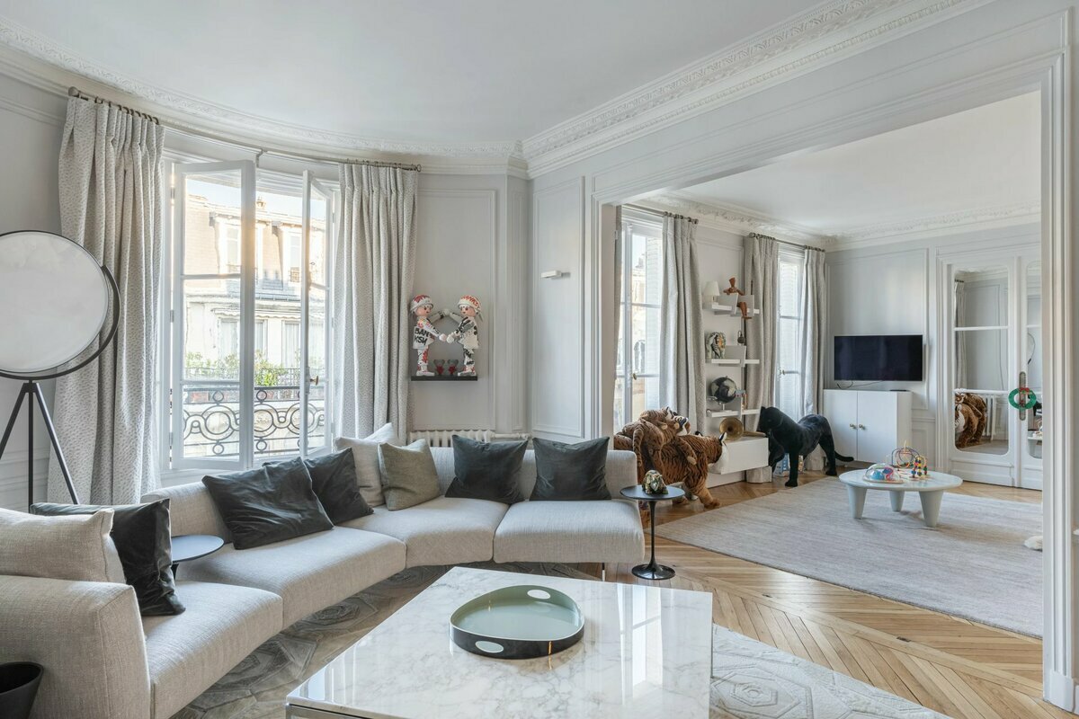 4 bedrooms Apartment in Paris, France No. 150701