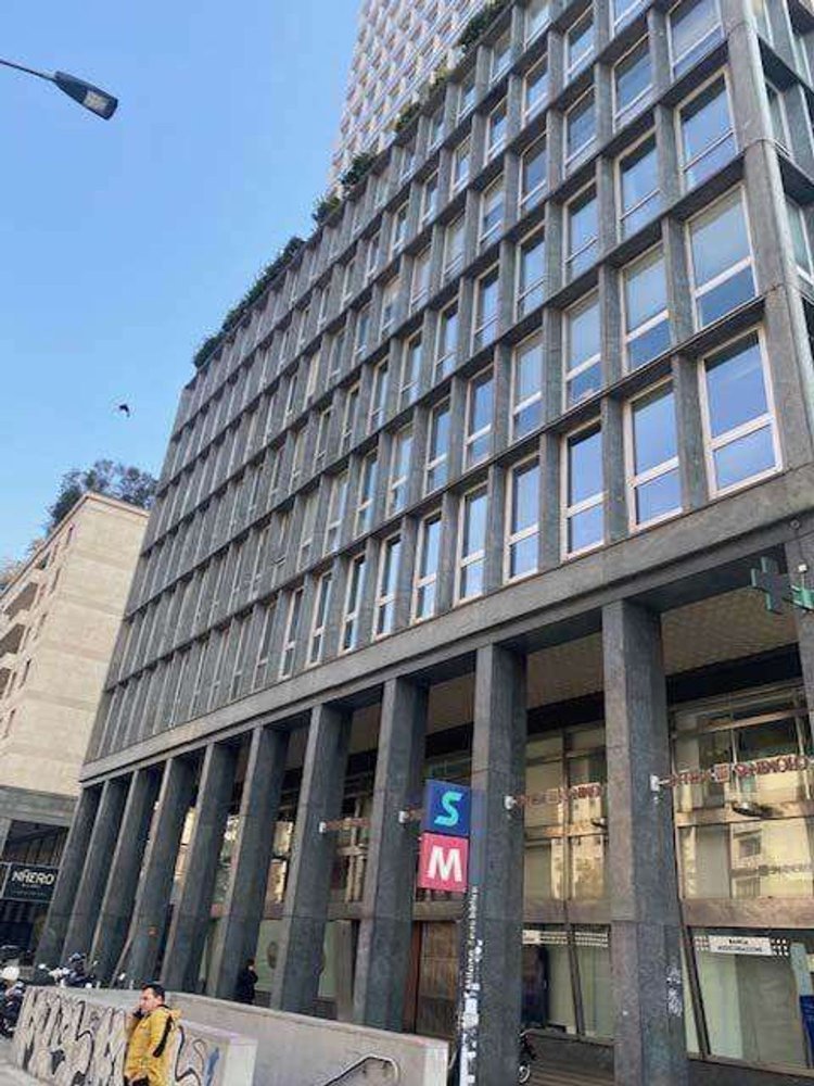 Oficina en Milan, Italy 630 m² No. 359008
